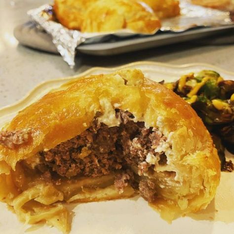 Meatloaf Wellington, Beef Wellington Bites, Ground Beef Wellington, Meat Pie Recipe, Beef Wellington Recipe, Cube Steak Recipes, Beef Dinners, Beef Gravy, Easy Eat