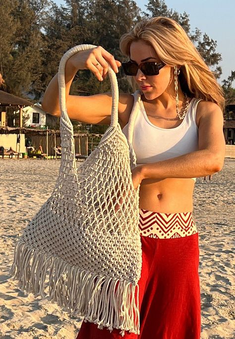 Macrame Beach Bag, Beach Macrame, Macrame Materials, Beach Bag Tutorials, Bags Macrame, Macrame Friendship Bracelets, Macrame Beach, Modern Purse, Diy Beach Bag