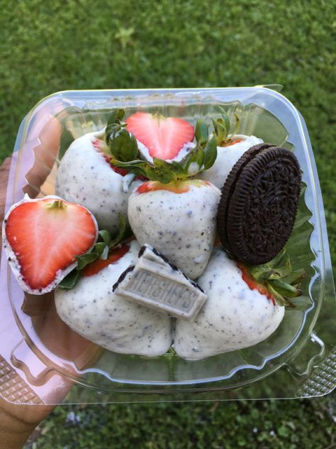 Cookies And Cream Covered Strawberries, Strawberries Decorations Ideas, Sweet Treat Ideas, Dessert Shooters Recipes, Candy Grapes, Chocolate Covered Strawberry Recipe, Chocolate Covered Fruit, Dipped Strawberries, Chocolate Covered Treats