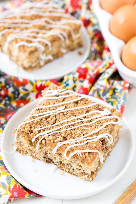 This Old Fashioned Apple Cake is made with warm spices and apple jelly for a simple and delicious fall dessert! Apple Jelly Cake Recipe, Apple Nut Cake Recipe, Old Fashioned Apple Cake, Old Fashioned Apple Cake Recipe, Apple Bundt Cake Recipes, Moist Apple Cake, Dessert Apple, Caramel Apple Cake, Apple Jelly