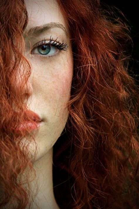 Irish Women are among some of the best looking in the world, according to the latest ranking by an international dating website. Although the typical view of Irish women is that they all have red hair and freckles just ten percent of the population are redheads. Here are 28 beautiful reasons to be glad for … Red Hair And Blue Eyes, Irish Redhead, Cheveux Oranges, Getting A Perm, Redhead Beauty, Redhead Girl, Ginger Hair, 인물 사진, Beautiful Eyes