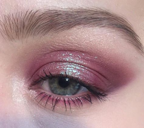 Foxy Eye, Disco Makeup, Duochrome Eyeshadow, Shimmer Eye Makeup, Sparkly Makeup, Makeup Books, Eye Makeup Styles, Face Art Makeup, Hairstyle Tutorials