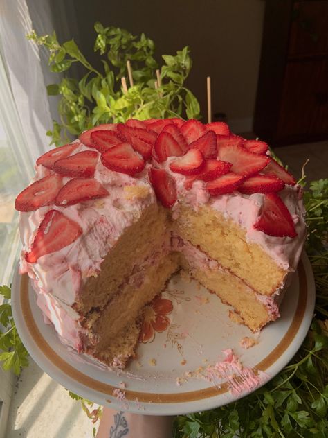 Homemade Pink Cake, Pink Strawberry Birthday Cake, Strawberry Pink Cake, Homemade Birthday Cake Aesthetic, Pinterest Cakes, Pink Strawberry Cake, Birthday Cake Strawberry, Bday Vibes, Valentines Aesthetic