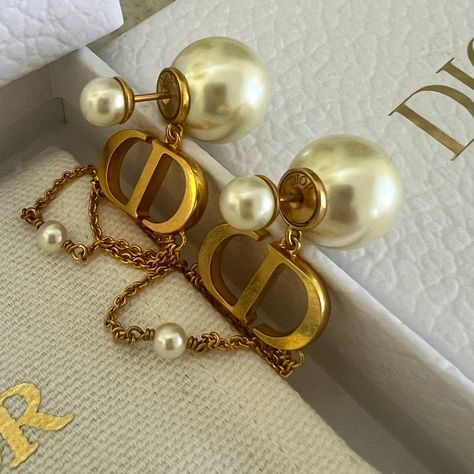 Dior Tribales Earrings Brand New !!! Gold-Finish Metal With White Resin Pearls And Silver Dior Pearl Earrings, Dior Gold, Dior Earrings, Lapis Earrings, Diamond Bling, Dior Jewelry, Poutine, Link Earrings, Statement Drop Earrings