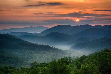 Mountain Pictures, North Carolina Mountains, Image Nature, Great Smoky Mountains National Park, Smoky Mountain National Park, Mountain Paintings, Great Smoky Mountains, Smoky Mountains, Mountain Landscape