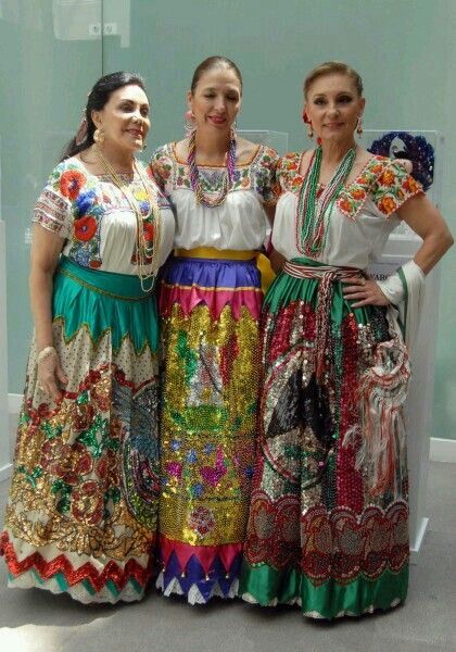 Comadres Mexican Folklore, Traditional Mexican Dress, Ballet Folklorico, Mexican Traditions, Mexican Fashion, Mexico Style, Mexican Heritage, Mexican Outfit, America Latina