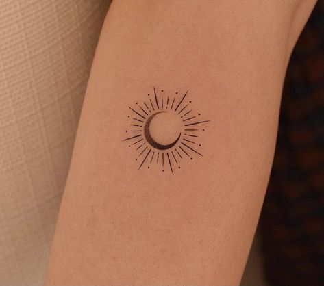 Half Sun Line Tattoo, Minimalist Sun Tattoo Simple, Sun Moon Star Minimal Tattoo, Sun Moon Minimal Tattoo, Small Boho Sun Tattoo, Moon Sun Tattoo, Sun Tattoos, Friendship Tattoos, Muster Tattoos