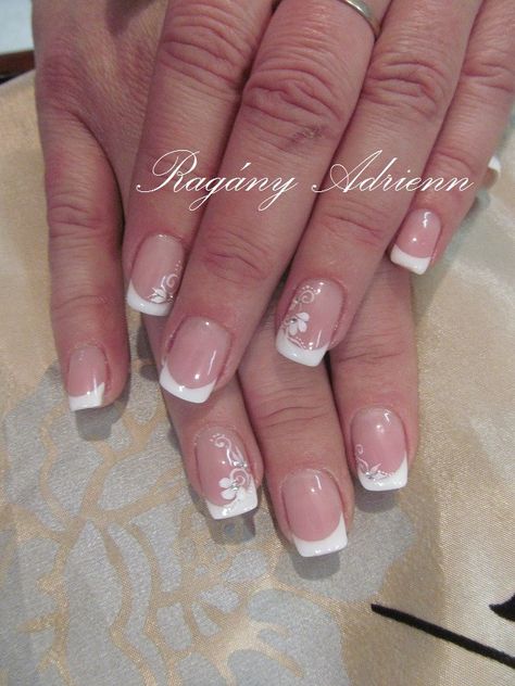 French Tip Nails With Flowers Square, French Nails With Stickers, French Tip Nails Flower Design, French Nails Flower Design, Nails With Painted Flowers, White French Nails Ideas, French Manicure With Flowers, French Nails With Flowers, French Tip With Flowers