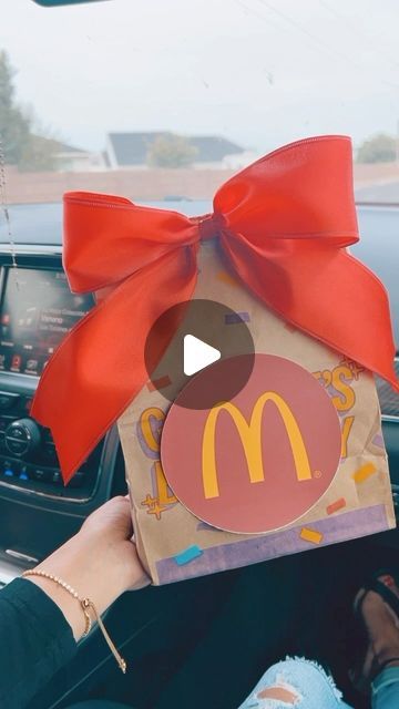 Karina Ponce Hernandez 🌸 on Instagram: "Tb to this cute gift I did last summer and forgot to post! 😅🤣❤️🍟 

#diy #moneygift #giftideas #gifts #mcdonalds" Diy Birthday Gift Wrapping Ideas, Gift Card Gift Ideas Birthday, Money Gift Ideas Birthday, Unquie Gifts, Mcdonalds Birthday Party, Wrapping Hacks, Birthday Money Gifts, Prek Crafts, Mcdonalds Gift Card