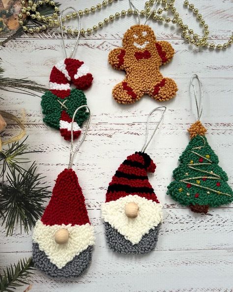 Punch Needle Christmas Ornaments, Punchneedle Patterns Free, Pinch Needle, Punch Needle Christmas, Crochet Hand Warmers, Christmas Fair Ideas, Crochet Ornament Patterns, Christmas Crochet Patterns Free, Holiday Punch