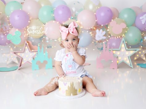 Disney 1st Birthday Photoshoot, Disney Princess Smash Cake, Disney Smash Cake, Pastel Cake Smash, Princess Smash Cakes, Floral Balloon Garland, Theme Pastel, Cake Smash Theme, Baby Birthday Photoshoot