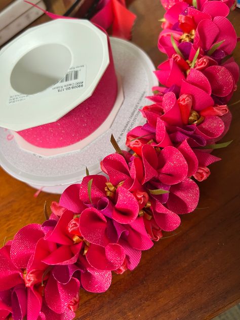 Flower Lei Diy, Yarn Lei, Sewing Ribbon Flowers, Graduation Leis Diy Ribbons, Lei Ideas, Graduation Leis Diy, Tahitian Costumes, Lei Making, Ribbon Flowers Bouquet