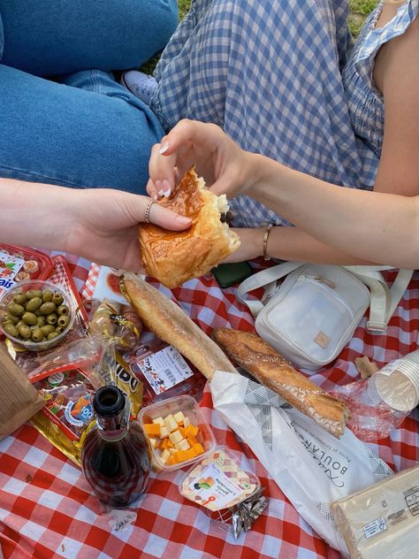 Picnic aesthetic paris summer London Picnic, Paris Picnic, Aesthetic Paris, Picnic Aesthetic, London Trip, Paris Summer, London Summer, London Aesthetic, Living In Europe