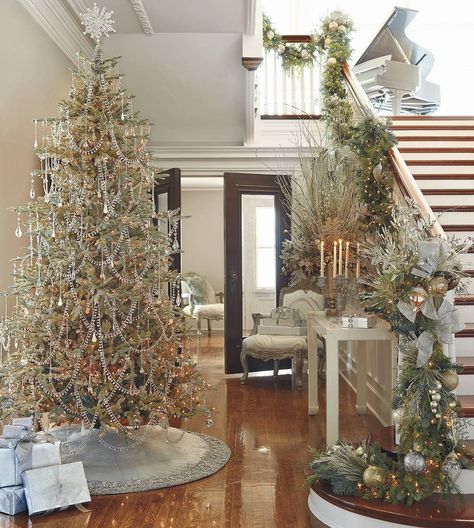 Christmas Tree Joulun Aika, Christmas Staircase, Crystal Christmas Tree, Crystal Christmas, Christmas Time Is Here, Beautiful Christmas Trees, Elegant Christmas, Holiday Decorating, Christmas Love