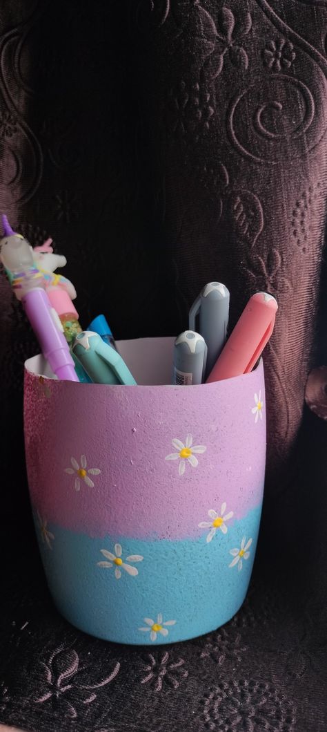 💜💙Pen holder 💙💜 How To Make Pen Stand With Paper, Pen Stand Decoration Ideas, Pen Stand Painting Ideas Aesthetic, Pen Holder Craft Ideas, Diy Pen Stand Aesthetic, Diy Pencil Holder Aesthetic, Pen Holder Painting Ideas, Penholder Aesthetic Diy, Pen Stand Diy Handmade