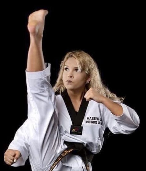 Jiu Jutsu, Taekwondo Girl, Women Karate, Female Martial Artists, Martial Arts Girl, Karate Girl, Martial Arts Women, Fit Girl Motivation, Martial Arts Workout