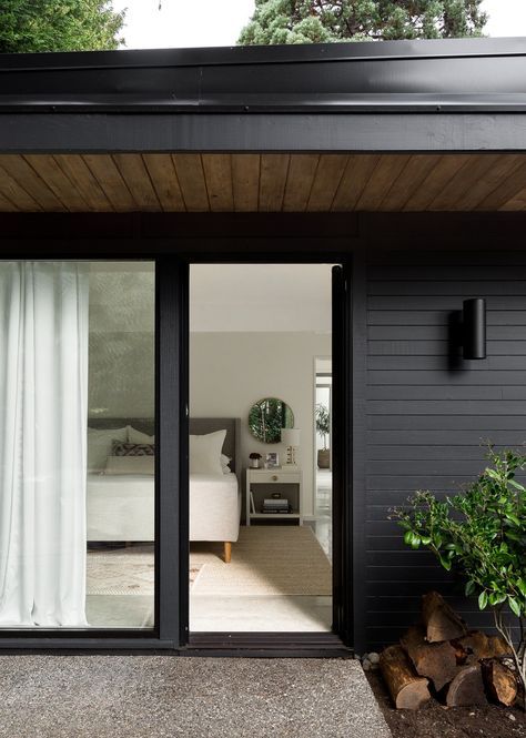 Black Houses, Modern Renovation, Sliding Glass Doors, Exterior Cladding, Black House Exterior, Door Makeover, Design Exterior, House Exteriors, Exterior Ideas