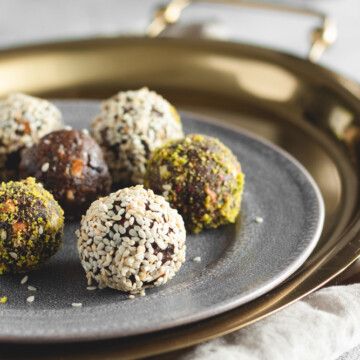 With no baking required and only 5 ingredients, these truffles are so easy to make and so delicious. Have them as an energizing breakfast or as a treat! Tahini Date, Energizing Breakfast, Date Balls, Middle Eastern Desserts, Tasty Vegetarian Recipes, Balls Recipe, Healthy Fruits, Healthy Sweets, Healthy Dessert Recipes