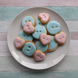 Button Biscuits, Box Of Buttons, Royal Icing Sugar, Baking Projects, Diy Gifts For Friends, Baking Project, Heart Cookies, No Sugar Foods, Caster Sugar