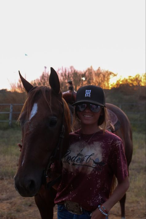 Rodeo Hair Hairstyles, Brunette Cowgirl Aesthetic, Equestrian Hairstyles, Brunette Cowgirl, Brunette Country Girl, Rodeo Hair, Girl With Horse Aesthetic, Girl On Horse Aesthetic, Horse Back Riding Aesthetic Western