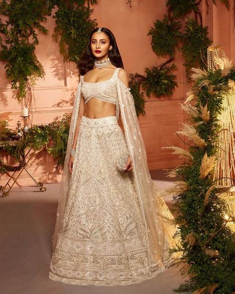 Blouse Designs Latest Lehenga, Studio Iris, White Lehenga, Reception Outfit, Sabyasachi Lehenga, Organza Blouse, Embroidered Lehenga, Manish Malhotra, Designer Blouse Patterns