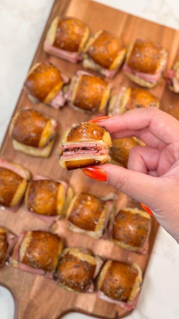 KING'S HAWAIIAN® on Instagram: "🥨 MINI HAM & SWISS BITES! 😍
 
Ingredients:
-King’s Hawaiian Pretzel Bites
-Honey ham (cut into small bite-sized squares)
-Swiss cheese
-1/2 tbsp poppy seeds
-1 tbsp Dijon mustard
-1/4 c butter (melted)
-1/2 tbsp onion powder
-1/2 tsp Worcestershire sauce
 
Preparation:
1. Slice King’s Hawaiian Pretzel Bites in half (lengthwise)
2. Assemble mini Ham & Swiss bites with sliced ham and Swiss cheese
3. Mix melted butter, Dijon mustard, Worcestershire sauce, poppy seeds, and onion powder, then brush on top of Ham & Swiss bites
4. Cover bites with foil and bake at 350 for 10 minutes (or until cheese is melted), then remove foil and bake an additional 3-5 minutes
 
#kingshawaiian" Mini Ham And Cheese Sandwiches, Kings Hawaiian Mini Grilled Cheese, Kings Hawaiian Pretzel Bites, Kings Hawaiian Pretzel Bites Recipes, Hawaiian Pretzel Bites, Swiss Cheese Appetizers, Hawaiian Pretzel Roll Sliders, Ham And Swiss Cracker Melts, Blt Bites Appetizers