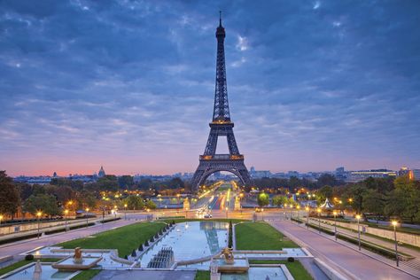 Tours in Paris Prancis Paris, Paris Holiday, Sejarah Kuno, Eiffel Tower At Night, Cheap Holiday, Paris Images, Paris Tours, Landmark Hotel, Weekend Breaks