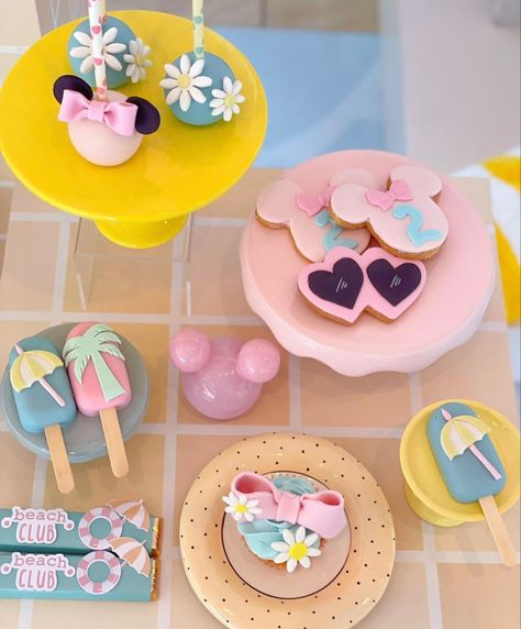 Minnie Mouse Swim Party, Minnie Y Daisy, Twodles Birthday, 1st Birthday Party For Girls, Minnie Birthday Party, Mickey Mouse Birthday Party, Summer Birthday Party, Birthday Party Theme Decorations, Minnie Party