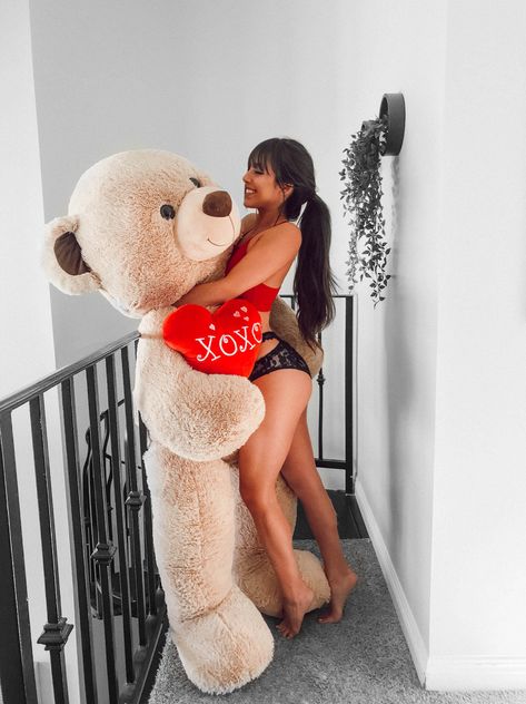 Autumn @grlwithbangs #couplegoals Coordinating Couple Outfits, Matching Calvin Klein, Vday Photoshoot, Couple Aesthetic Outfits, Couples Valentines Day, Spongebob Faces, 2024 Photo, Lingerie Cute, Giant Teddy