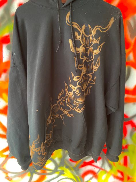 Bleached black hoodie with centipede 50% cotton 50% polyester Bleached Black Hoodie, Bleached Clothes Diy, Bleached Hoodie Diy, Bleach Dye Designs, Bleach Clothes Design, Customizing Clothes, Bleached Clothes, Diy Clothes Bleach, Hoodie Bleach