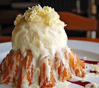 One of my blog readers wondered if I had a similar recipe to Chili’s white chocolate molten cake. I did find 2 different recipes for you to try. One is a very easy version, and the 2Nd a little more complicated. You can use white Chocolate or Milk Chocolate for the Cake recipe. I think the end… Chocolate Molten Cake, Molten Lava Cake, Molten Cake, White Chocolate Recipes, Lava Cake Recipes, Molten Lava Cakes, Molten Chocolate, Molten Lava, Beverage Recipes