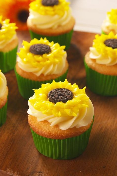 Oreo Sunflower Cupcakes - Delish.com Bake Sale Desserts, Bake Sale Treats, Sunflower Cookies, Sunflower Cupcakes, Keto Cupcakes, Vegetarian Cookies, Bake Sale Recipes, Impressive Desserts, Vanilla Cake Mixes