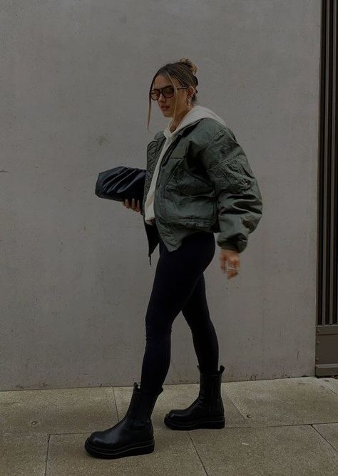 Outfits With Bomberjack Jacket, Bomer Outfits Women, Sunny Winter Outfit, Chelsea Boots Outfit Women Winter, Platform Chelsea Boots Outfit, Cold Outfit, California Outfits, Estilo Indie, Skandinavian Fashion