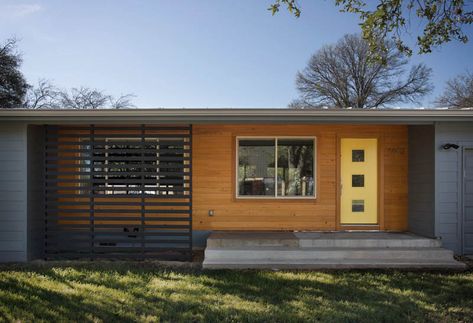 Home Tour: Austin's post war boom! — Designer >>>----------> Austin… Long Front Porch, Mid Century Modern Exterior, Ranch House Exterior, Mid Century Exterior, Mid Century Ranch, Ranch Exterior, Concrete Stairs, Front Deck, Modern Ranch