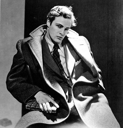 Marlon Brando won an academy award for best actor in his role in " A Streetcar named Desire". Oud Hollywood, Klasik Hollywood, Don Vito Corleone, Don Corleone, Stars D'hollywood, A Man In A Suit, Man In A Suit, Cecil Beaton, Idris Elba