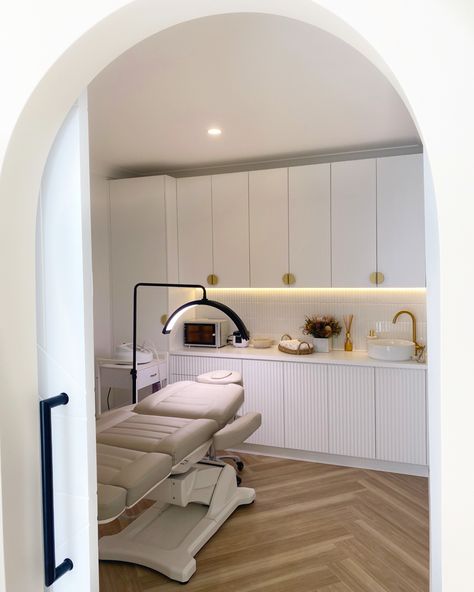 Beautition Salon, Asthetic Skin Clinic Design, Small Beauty Clinic Interior Design, Skin Room Decor, Salon Lash Room, Esthetic Clinic Design Interiors, Skin Studio Decor, Neutral Spa Room, Med Spa Design Modern