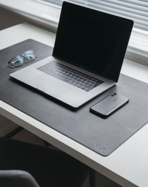 Review of the ULX vegan leather Desk Mat. The post ULX Desk Mat Review appeared first on Setupedia. Desk Photoshoot, Desk Top Mat, Leather Desk Pad Ideas, Leather Desk Mat, Black Desk Mat, Desk Accesories, Desk Mat Pad, Desk Idea, Leather Desk Pad