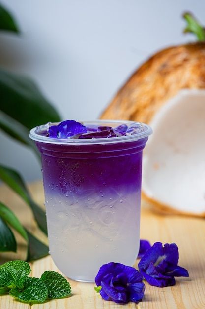 Cold Drinks Aesthetic, Bebidas Aesthetic, Photo Butterfly, Ice Drink, Butterfly Pea Flower Tea, Aesthetic Drinks, About Butterfly, Soda Drink, Juice Ice