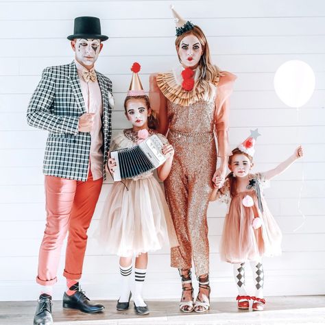 Halloween Costumes Women Scary, Cirque Vintage, Rainbow Costumes, Look Festival, Circus Costume, Diy Halloween Costume, Family Of 4, Halloween Photoshoot, Clown Costume