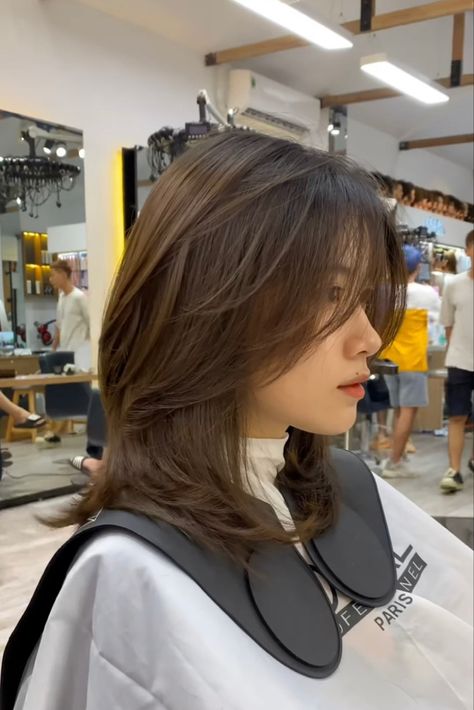 Cute Haircuts To Get Medium Hair, Asian Curtain Bangs Short Hair, Face Framing Layers With Bangs Short, Asian Haircuts For Round Faces, Cool Medium Haircuts, Short Layered Lob, Medium Asian Haircut, 2 Layer Haircut, Wolfcut For Round Face