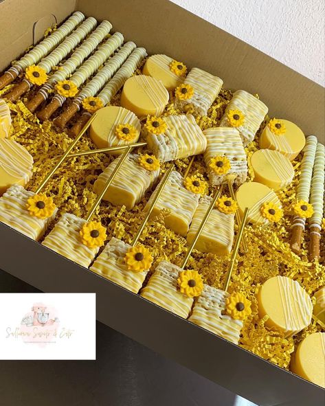 Sunflower theme dipped treats. Rice Krispie Treats, Pretzels, Oreo Sunflower Themed Treats, Sunflower Pretzel Rods, Sunflower Desserts, Sunflower Cake Pops, Yellow Treats, Oreo Molds, Dipped Treats, Sunflower Theme, Sunflower Party