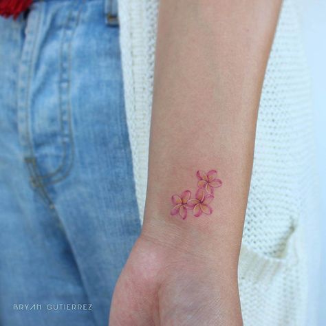 60 Plumeria Tattoo Design Ideas with Meaning – EntertainmentMesh Plumeria Flower Tattoos, Frangipani Tattoo, Lotusblume Tattoo, Hawaiian Flower Tattoos, Plumeria Tattoo, Hibiscus Tattoo, Flower Wrist Tattoos, Foot Tattoos For Women, Tatuaje A Color