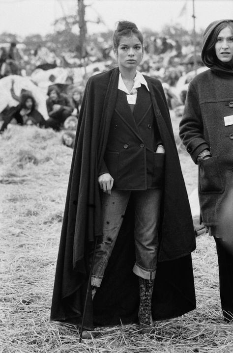 The original music festival look: Bianca Jagger at the Bardney pop festival c. 1972 Festival Mode, Jessica Day, Bianca Jagger, Charlotte Rampling, Clara Oswald, Vintage Festival, Lauren Hutton, Hippie Peace, Style Muse