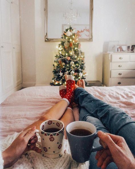 Instagram Mom, Bedroom Christmas, Winter Mood, Holiday Pictures, Christmas Couple, Christmas Mood, Merry Little Christmas, Christmas Coffee, Christmas Aesthetic