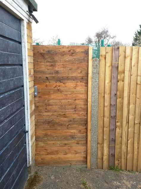 Pallet Privacy Fences, Log Burner Living Room, Rustic Fence, Privacy Fence Designs, Gate Door, Fencing Ideas, Pallet Fence, Reclaimed Pallets, Backyard Privacy