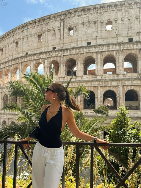 Posing In Italy, Roma Style Outfits, Colosseum Poses, Sightseeing Photo Ideas, Rome Inspo Pics, Colosseum Photo Ideas, Roma Photo Ideas, Europe Instagram Pictures, Rome Outfit Ideas