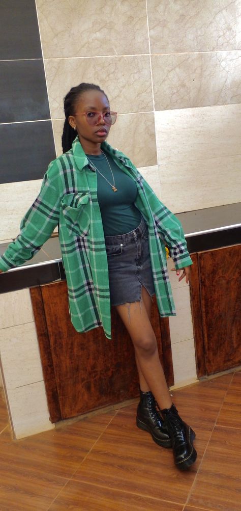 Flannel Outfits Black Women, Flannel And Dress Outfit, Women Flannel Outfit, Flannel Shirt Ideas, How To Style Flannel Shirt, Outfit Ideas Flannel, How To Style Flannel, Women Flannel Shirt, How To Style A Flannel