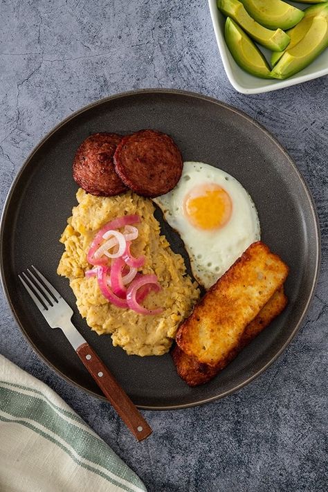 Mangu Recipe, Dominican Breakfast, Boiled Plantains, Dominicano Recipes, Chicken Taco Chili, Dominican Recipes, Mashed Plantains, Plantain Recipes, Dominican Food