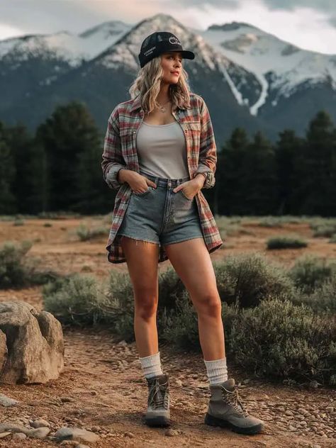 15 Camping Outfit Ideas That Are Both Stylish and Practical 9 Thermal Outfit, Camping Outfits For Women Summer, Cute Camping Outfits, Cabin Outfit, Wander Outfit, Camping Outfits For Women, Cute Hiking Outfit, Outfits Sommer, Outdoorsy Style