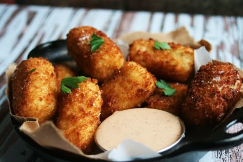 Fully-Loaded Stuffed Homemade Tater Tots - adding in vege bacon instead of the real stuff...these should be wonderful Homemade Tater Tots, Tater Tot Recipes, Tator Tots, Tasty Kitchen, Tater Tots, Bacon Ranch, Potato Dishes, Guilty Pleasure, Fried Food